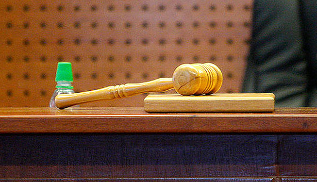 Fiscalía asegura que sujeto intentó asesinar a ex pareja e hijos con quema de auto y tribunal lo deja en prisión