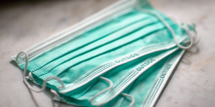 Para imitar: España baja impuesto de mascarillas del 21 al 4%