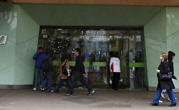 Trabajadores de CMR Falabella mantienen huelga legal manifestándose en la calle