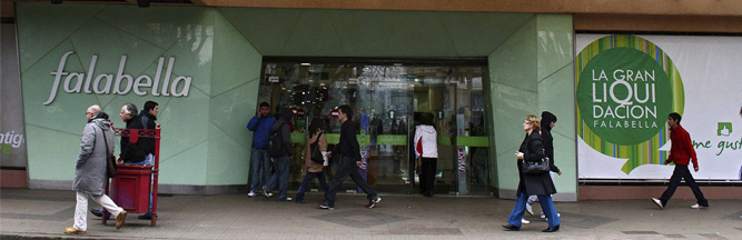 Trabajadores de CMR Falabella mantienen huelga legal manifestándose en la calle