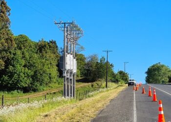 Saesa instala equipo que beneficiará a más de mil vecinos de Puerto Octay.