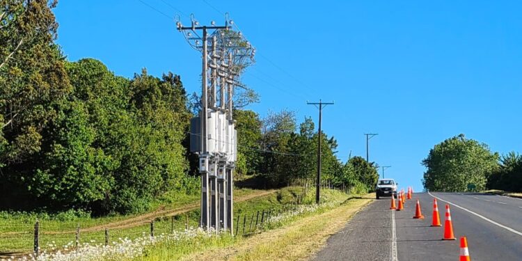 Saesa instala equipo que beneficiará a más de mil vecinos de Puerto Octay.