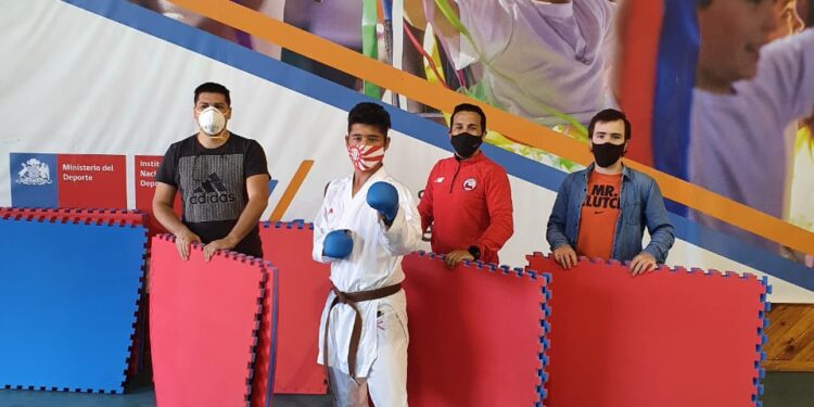 Mindep e IND entregan implementación deportiva a menores del programa Crecer en Movimiento.