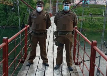 Carabineros rescatan a hombre que se lanzó al Río Rahue.