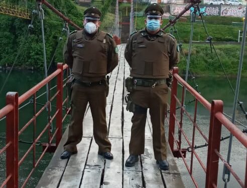 Carabineros rescatan a hombre que se lanzó al Río Rahue.