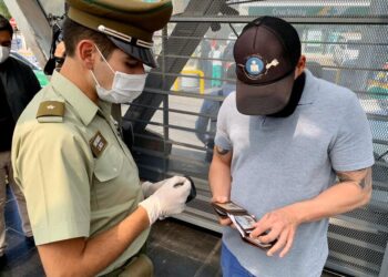 Cadem: Un 58% de los santiaguinos está de acuerdo en que la RM retrocediera a fase 2
