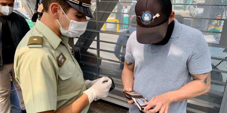 Cadem: Un 58% de los santiaguinos está de acuerdo en que la RM retrocediera a fase 2