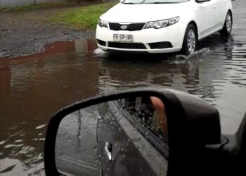Alcantarilla rebalsada con aguas servidas en Ovejería preocupa a vecinos