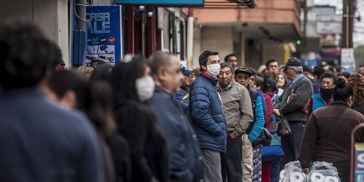 Clientes de BancoEstado denuncian colapso para transferencias
