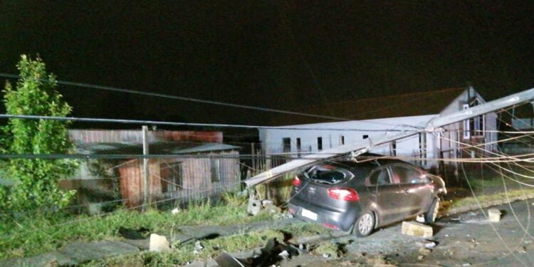 Choques a postes han dejado a más de 30 mil clientes sin suministro eléctrico en 2020.