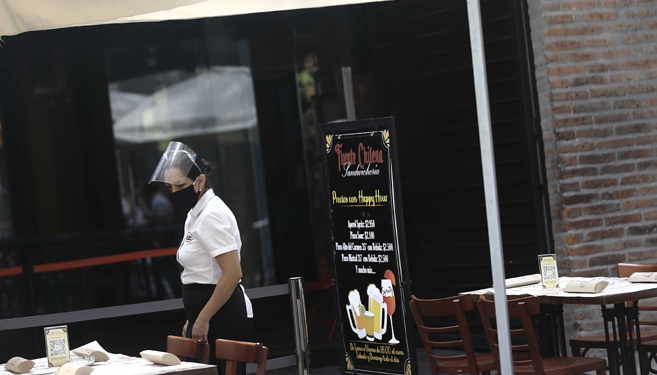 Gremio de restaurantes por retroceso de la Región Metropolitana a Fase 2: «Es como un golpe en el suelo»