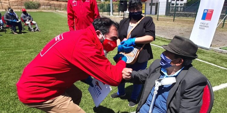 33 familias de San Juan de la Costa recibieron anhelado título de dominio.