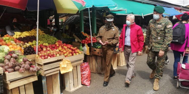 Intendente Geisse supervisa fiscalización de cuarentena en Feria Pedro Aguirre Cerda de Osorno