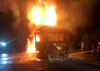 Con armas de fuego encapuchados quemaron un camión de la municipalidad de Collipulli