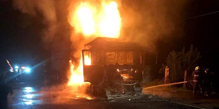 Con armas de fuego encapuchados quemaron un camión de la municipalidad de Collipulli
