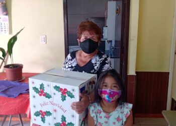 Trabajadores de Saesa apoyan con cajas de alimentos a familias de Francke