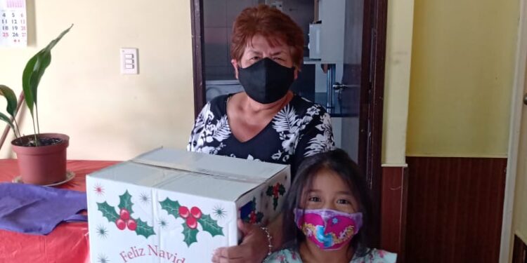Trabajadores de Saesa apoyan con cajas de alimentos a familias de Francke