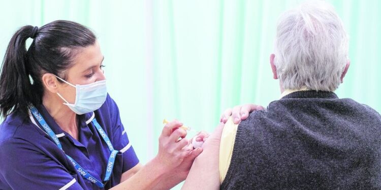 Presidente Piñera dijo que con nuevo cargamento comenzará vacunación a adultos mayores