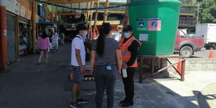 Municipio de Osorno te recuerda medidas sanitarias al asistir a ferias libres en cuarentena.