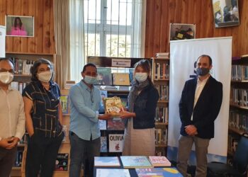 Manuka realiza donación de libros para Bbibliomóvil de Puerto Octay