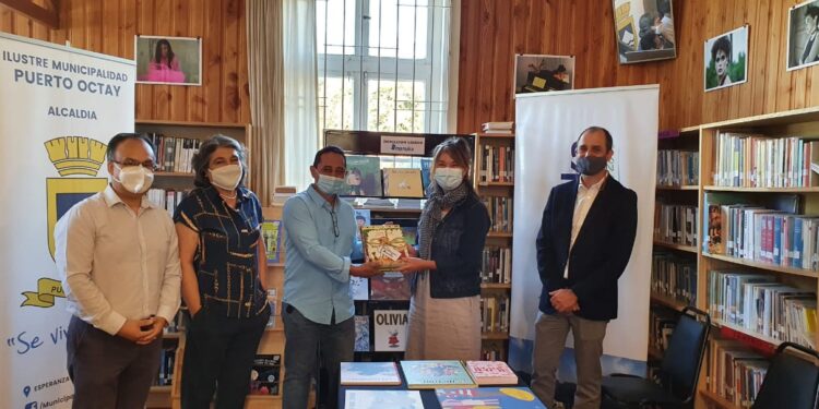 Manuka realiza donación de libros para Bbibliomóvil de Puerto Octay