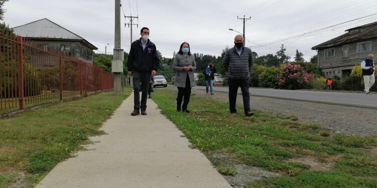 Alcalde de Osorno inspeccionó obras de reposición de veredas en Cancura
