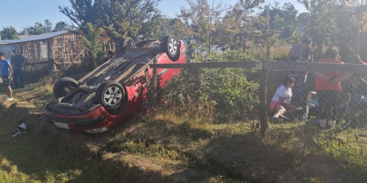 Conductora salvó milagrosamente tras volcamiento en la Ruta U-55 a Puerto Octay