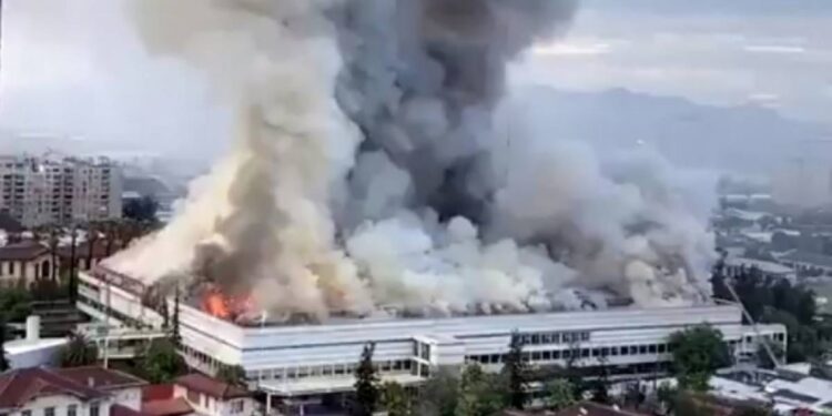 Dantesco incendio afecta al hospital San Borja de Santiago evacuaron a cientos de pacientes