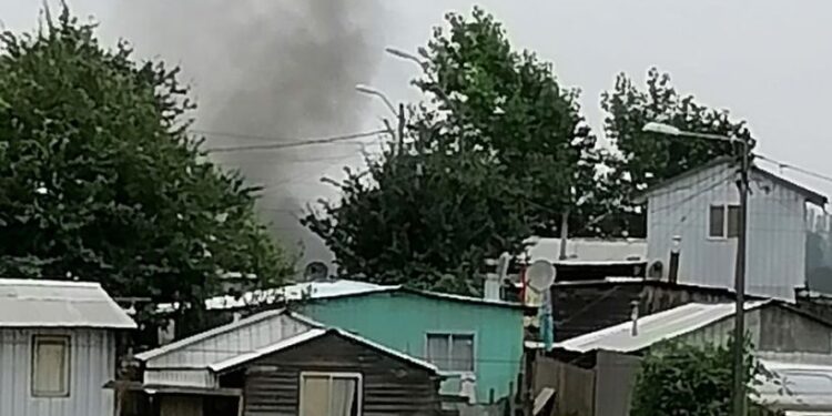 Incendio destruyó una vivienda de un campamento en Osorno