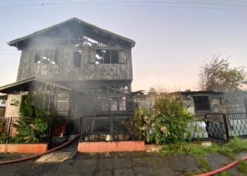 Una persona murió calcinada tras incendio de dos viviendas en Río Bueno