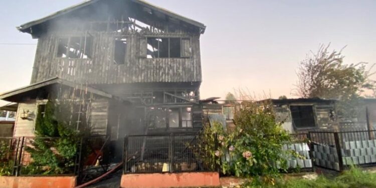 Una persona murió calcinada tras incendio de dos viviendas en Río Bueno