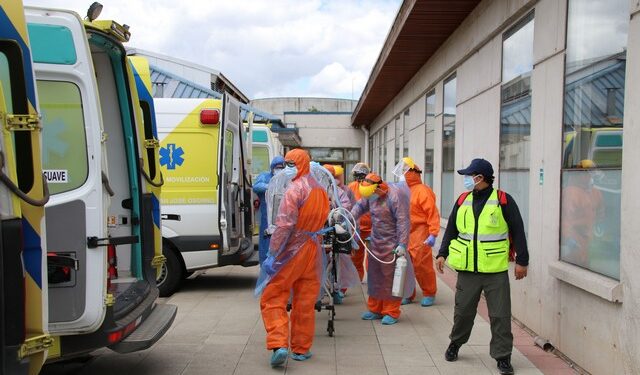 Trasladan a pacientes Covid-19 desde Osorno hacia la Región Metropolitana