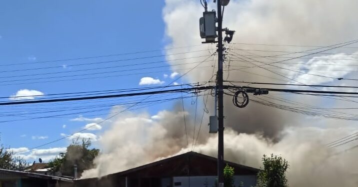 Incendio destruyó vivienda en Rahue Alto