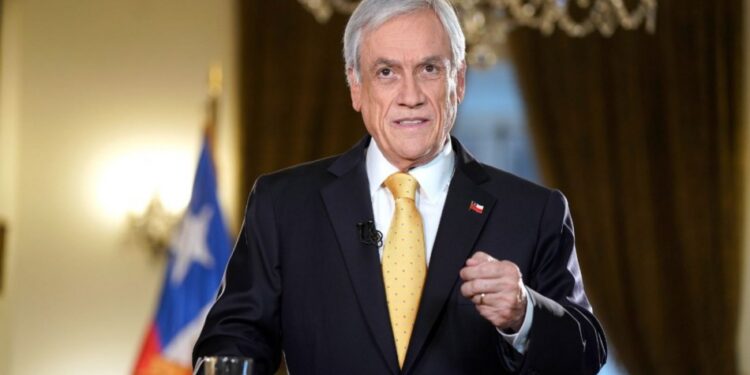 Piñera promulga ley que sanciona uso, venta y fabricación de fuegos artificiales