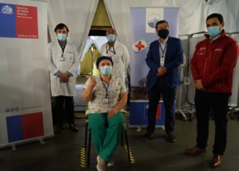 Llegó la vacuna a Osorno y funcionarios del HBSJO fueron los primeros en vacunarse