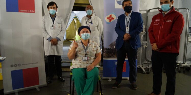 Llegó la vacuna a Osorno y funcionarios del HBSJO fueron los primeros en vacunarse
