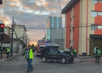 Accidente vehicular dejó a 4 personas lesionadas en el centro de Osorno