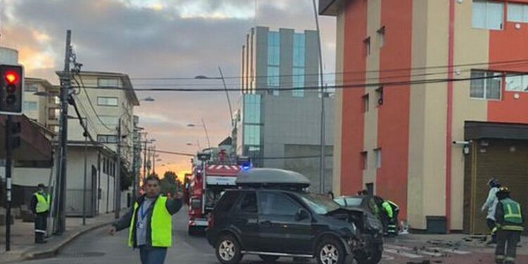 Accidente vehicular dejó a 4 personas lesionadas en el centro de Osorno