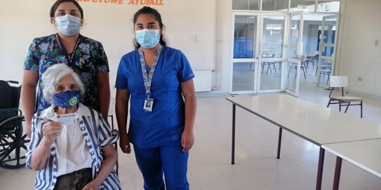 Cesfam Quinto Centenario invita a mayores de 70 años a vacunarse en escuela Sociedad de Socorros.