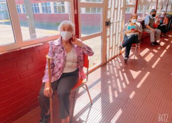 Cerca de 300 mayores de 87 años van inoculados a dos horas de abrirse los recintos de vacunación contra el covid en Osorno.