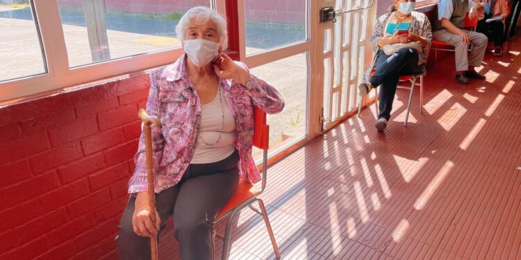 Cerca de 300 mayores de 87 años van inoculados a dos horas de abrirse los recintos de vacunación contra el covid en Osorno.