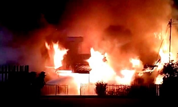 Violento incendio dejó a una adulto mayor y su hijo damnificados en Osorno