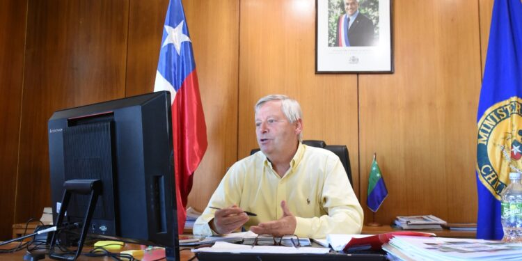 Intendente se reúne con ministro París para analizar situación regional de Covid-19