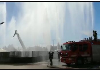 Emotivo homenaje de bomberos al personal de Salud