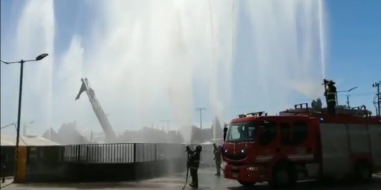 Emotivo homenaje de bomberos al personal de Salud