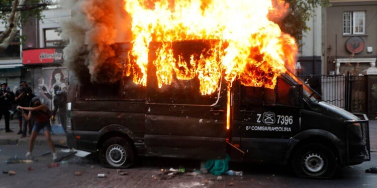 En plena manifestación en Plaza Italia incendian vehículo de carabineros