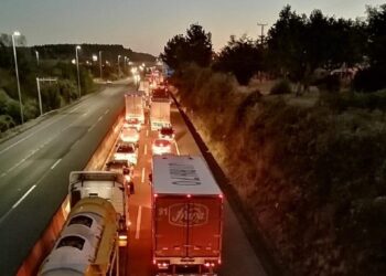 Camioneros protestan en la Ruta 5 Sur y bloquean paso con barricadas en Los Lagos