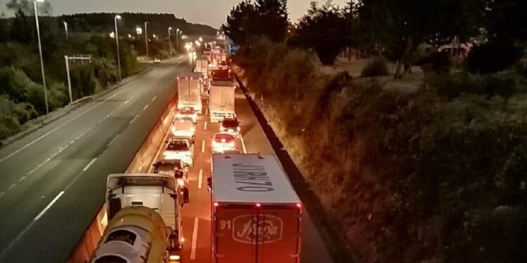 Camioneros protestan en la Ruta 5 Sur y bloquean paso con barricadas en Los Lagos
