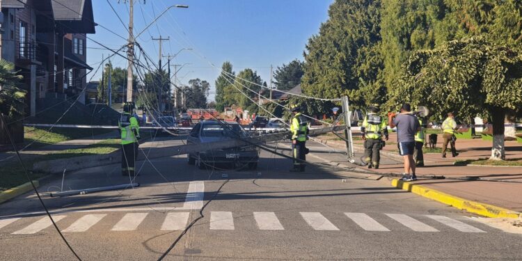 Camión que transportaba maquina agrícola arrasó con tendido eléctrico en San Pablo