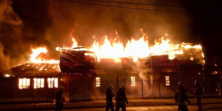 Violento incendio destruyó el gimnasio del Colegio Inglés de Purranque